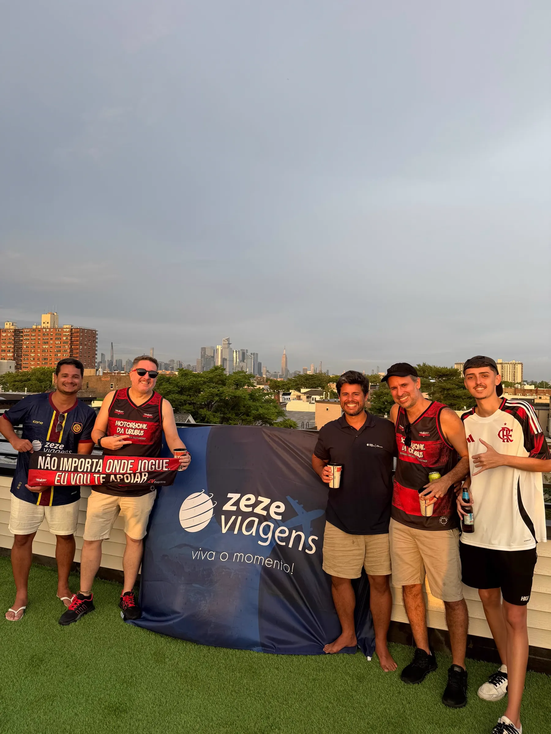 Grupo ZV segurando bandeira da Zezé Viagens