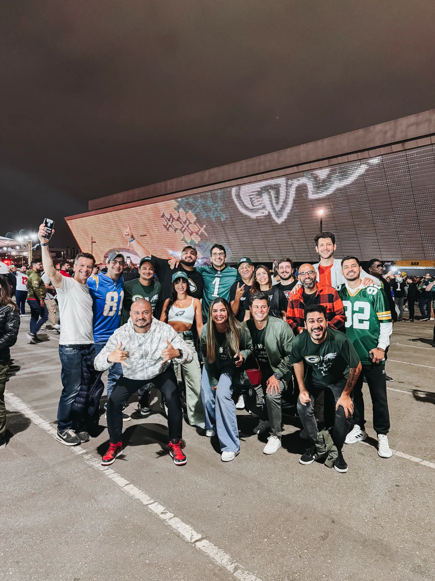 Grupo ZV em frente ao estádio para jogo da NFL